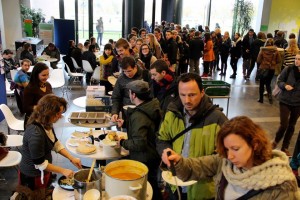 Lange rijen tijdens de lunch in het FORUM gebouw Wageningse Universiteit