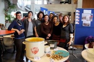 Groep internationale studenten, die het benefiet organiseerden. 