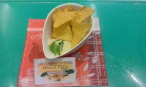 Tortillachips met een guacamoledip.